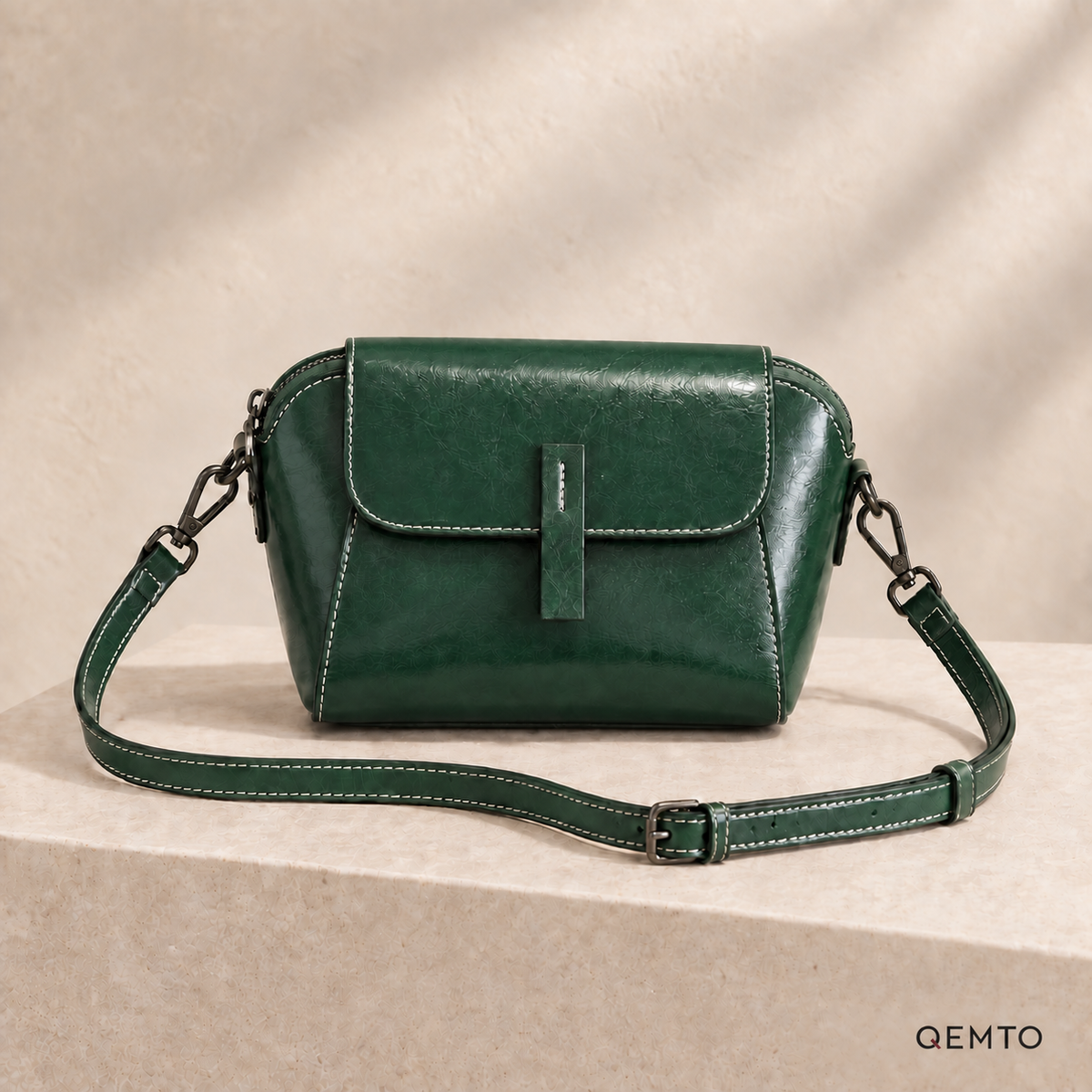 QEMTO Nora Crossbody Bag in Green — front product view